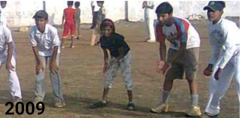बचपन में बच्चों के साथ क्रिकेट खेलती पूजा वस्त्राकर