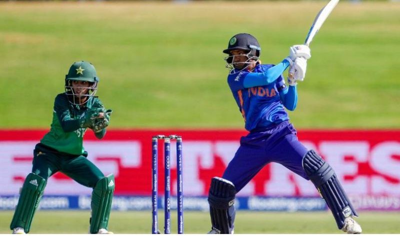 माउंट माउंगानुई के बे ओवल में भारत और पाकिस्तान के बीच महिला विश्व कप क्रिकेट मैच के दौरान बल्लेबाजी करते पूजा वस्त्राकर