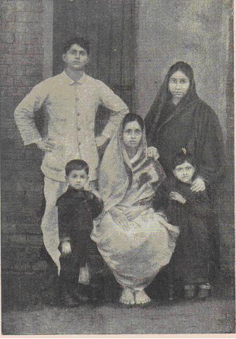 जतिंद्रनाथ मुखर्जी अपनी पत्नी इंदुबाला, सबसे बड़े बेटे तेजेन (बाएं) और बेटी आशालता (दाएं) के साथ दीदी विनोदबाला (बैठे) के पीछे खड़े हैं।