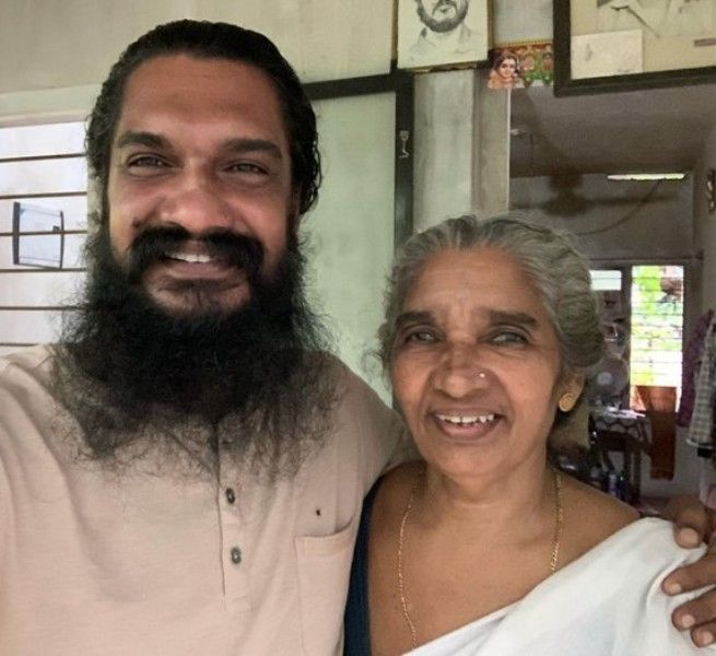 सनल कुमार शशिधरन अपनी मां के साथ