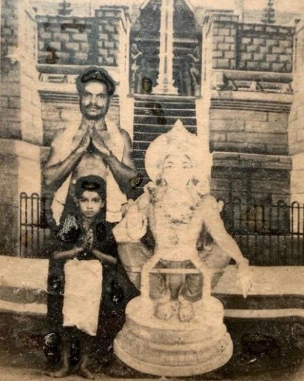 एक बच्चे के रूप में अपने पिता के साथ सनल कुमार शशिधरन