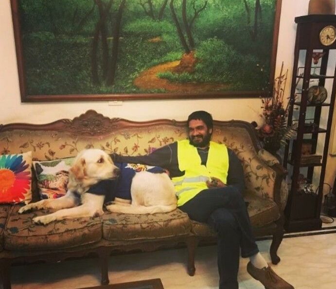 सनल कुमार शशिधरन अपने पालतू कुत्ते के साथ