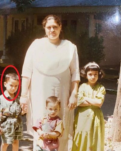 अपने भाई-बहनों और माँ के साथ उमर रियाज़ की बचपन की एक तस्वीर।