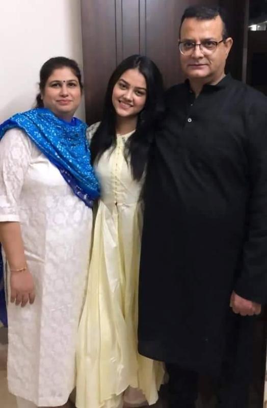 प्रियल महाजन अपने माता-पिता के साथ