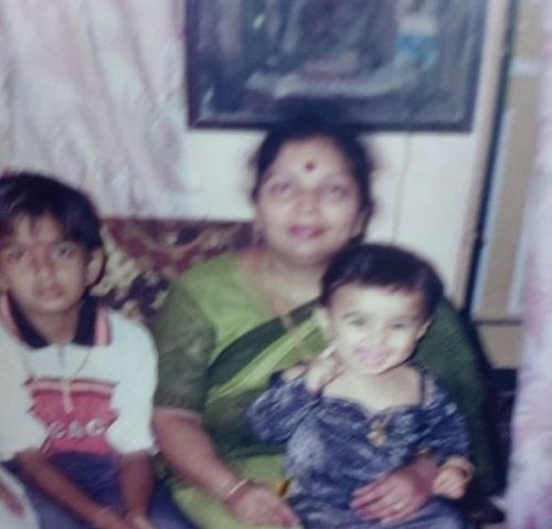 मां और भाई के साथ महिमा मकवाना की बचपन की फोटो।