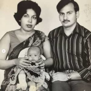 फ्लोरा सैनी अपने माता-पिता के साथ