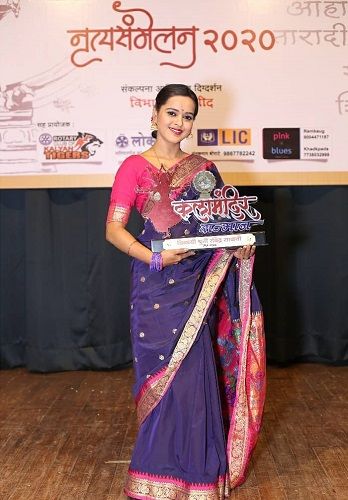 चिन्मयी साल्वी अपने पुरस्कार के साथ