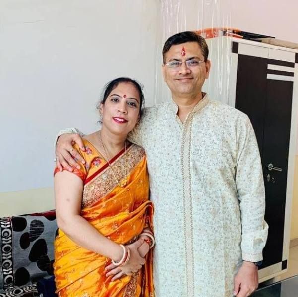 अर्चना शर्मा अपने पति के साथ