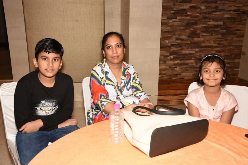 अर्चना शर्मा अपने बच्चों के साथ