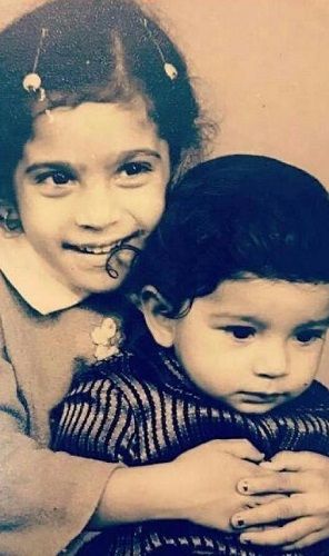 बहन के साथ शरमन जोशी की बचपन की फोटो
