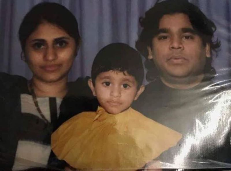 खतीजा रहमान की बचपन की फोटो उनके माता-पिता के साथ