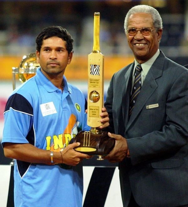 2003 विश्व कप प्लेयर ऑफ़ द टूर्नामेंट पुरस्कार के साथ सचिन तेंदुलकर