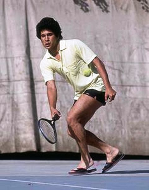 लॉन टेनिस खेल रहे सचिन