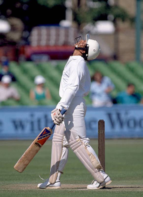 किंग्समीड, डरबन में भारत-दक्षिण अफ्रीका टेस्ट के दूसरे दिन टीवी रीप्ले का उपयोग करके निकाल दिए जाने के बाद सचिन तेंदुलकर
