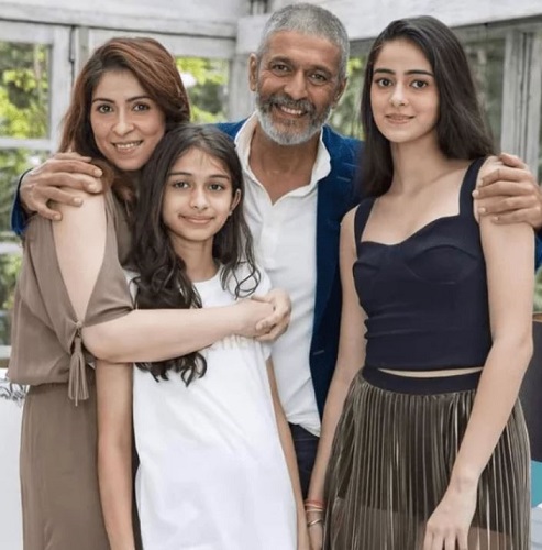 चंकी पांडे अपनी पत्नी और बेटियों के साथ