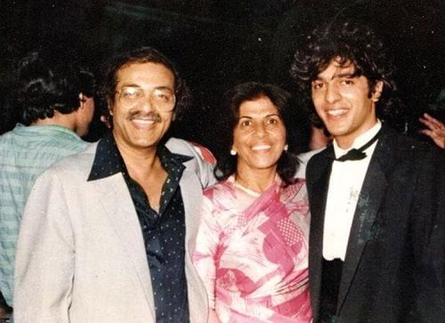 चंकी पांडे अपने माता-पिता के साथ