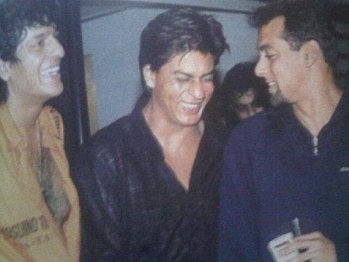 सलमान खान और शाहरुख खान के साथ चंकी पांडे की एक पुरानी तस्वीर