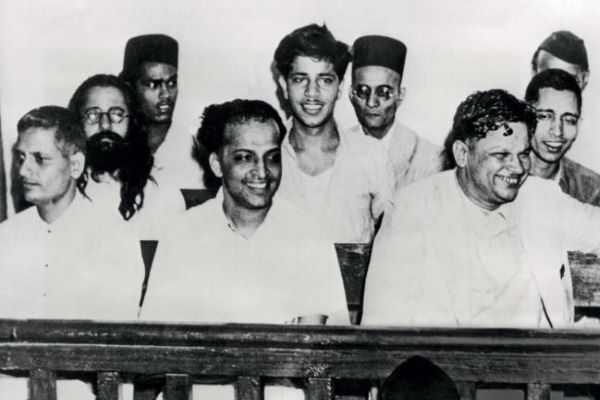 27 मई, 1948 को लाल किला विशेष न्यायालय में महात्मा गांधी की हत्या के मुकदमे में विनायक सावरकर (नाथूराम गोडसे और उनके साथी प्रतिवादी के पीछे एक काली टोपी पहने हुए)।