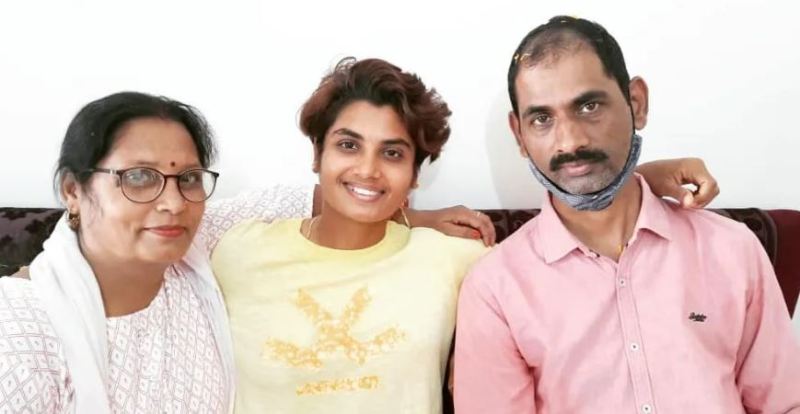 मेघना सिंह अपने माता-पिता के साथ