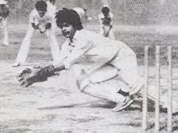 युवावस्था में क्रिकेट खेल रहे शाहरुख खान