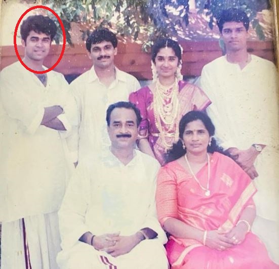 विजय बाबू अपने माता-पिता, भाई, बहन और साले के साथ