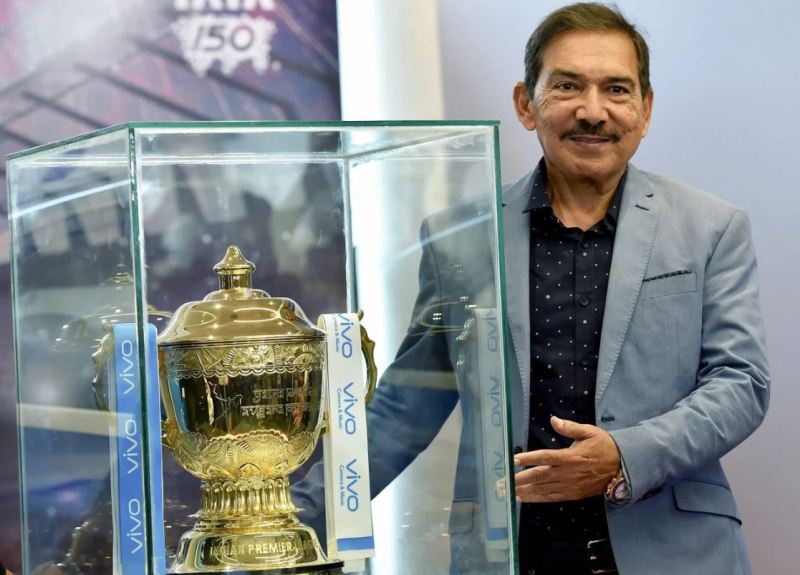 अरुण लाल ने 2018 में कोलकाता में आईपीएल ट्रॉफी प्रदान की