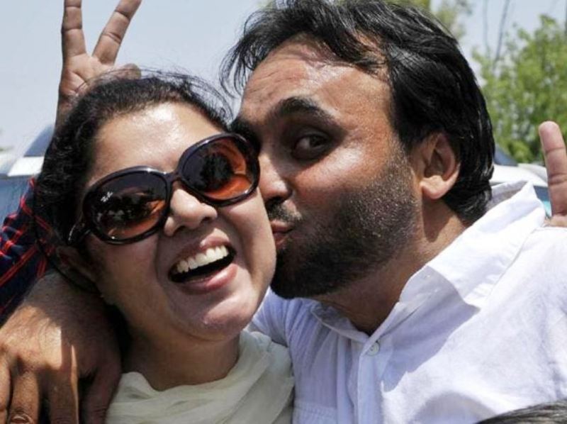पंजाब के संगरूर में 2014 के लोकसभा चुनाव में जीत के बाद अपनी पत्नी इंद्रप्रीत कौर को चूमते हुए भगवंत मान (आम आदमी पार्टी के) की एक तस्वीर।