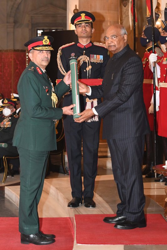 लेफ्टिनेंट जनरल बीएस राजू ने भारत के राष्ट्रपति से उत्तम युद्ध सेवा पदक प्राप्त किया