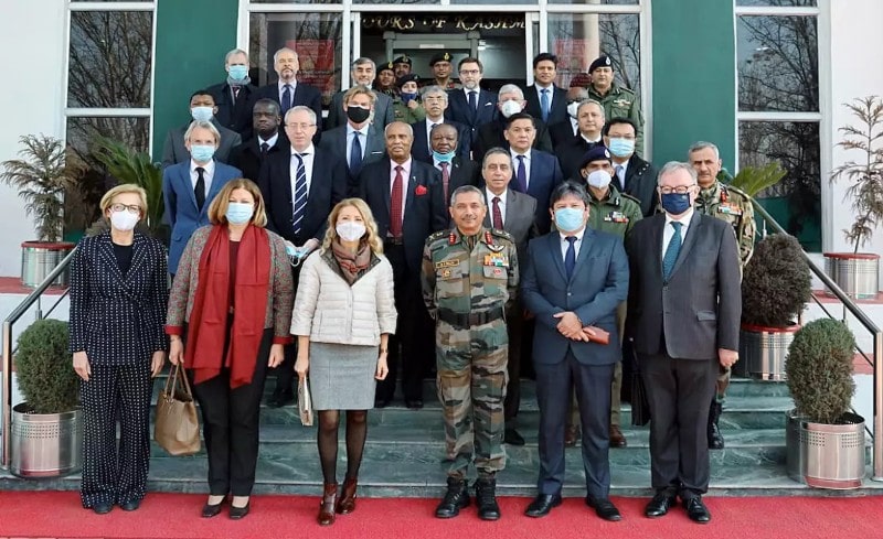 कश्मीर में यूरोपीय प्रतिनिधियों के साथ लेफ्टिनेंट जनरल बीएस राजू