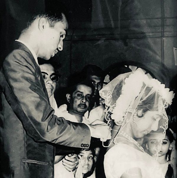 केवी थॉमस अपनी पत्नी शर्ली थॉमस के साथ अपनी शादी के दिन