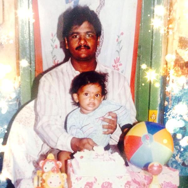 पिता के साथ आरजे चैतू की बचपन की फोटो।