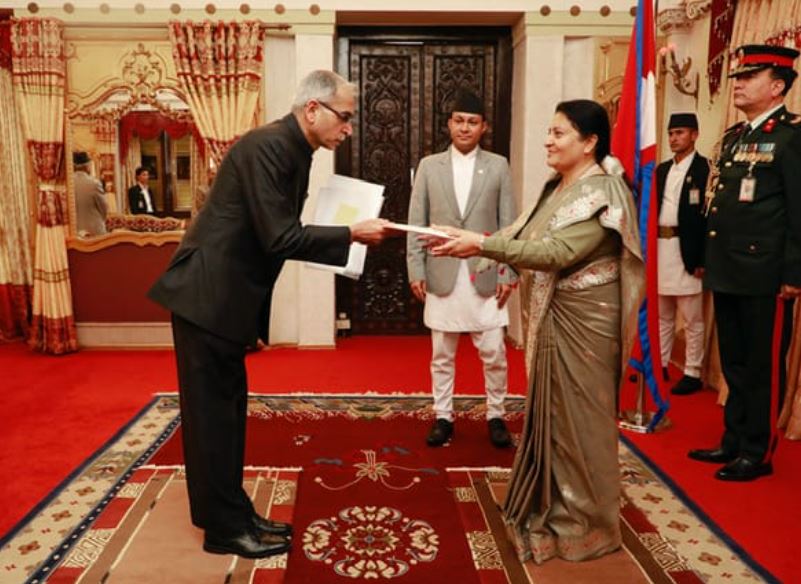 विनय मोहन क्वात्रा, नेपाल में भारतीय राजदूत के रूप में अपने कार्यकाल के दौरान, आरटी को अपनी साख प्रस्तुत करते हुए।  माननीय नेपाल की राष्ट्रपति, सुश्री विद्या देवी भंडारी, 2020 में राष्ट्रपति शीतल निवास के कार्यालय में आयोजित एक समारोह में