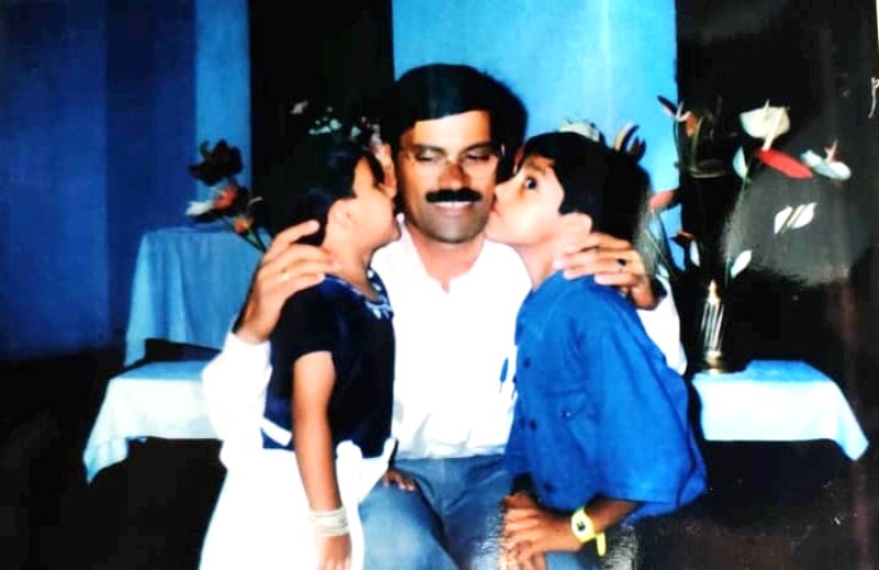 अपने पिता और बहन के साथ तारक पोनप्पा की बचपन की तस्वीर।
