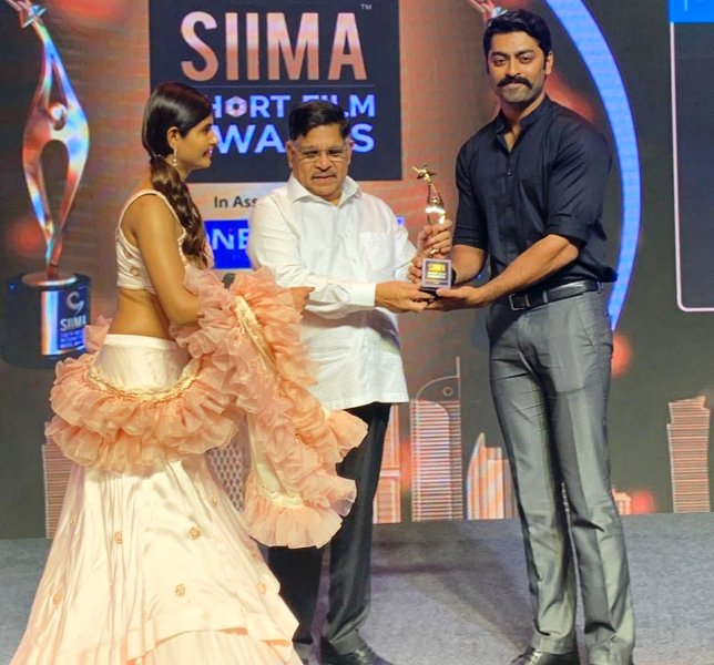 तारक पोनप्पा SIIMA लघु फिल्म पुरस्कार (2019) में एक पुरस्कार प्राप्त करते हुए