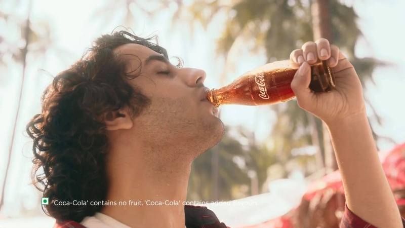 अभी भी कोका-कोला शीतल पेय कंपनी टीवी विज्ञापन से पूजन छाबड़ा का