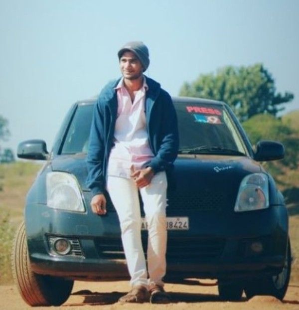 अपनी कार के साथ पोज देते हुए एंकर शिव