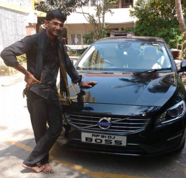 एंकर शिव अपनी वोल्वो कार के साथ