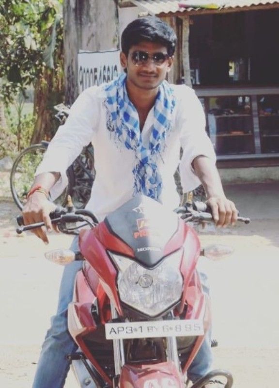 अपनी होंडा मोटरसाइकिल के साथ पोज देते हुए एंकर शिव