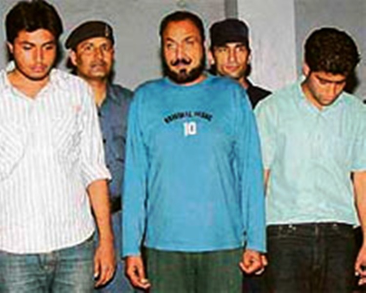 (बाएं से दायें) जगदीप कम्बोज गोल्डी, सुरिंदर कम्बोज और संजीव छाबड़ा चंडीगढ़ के सेक्टर 26 में पुलिस हिरासत में