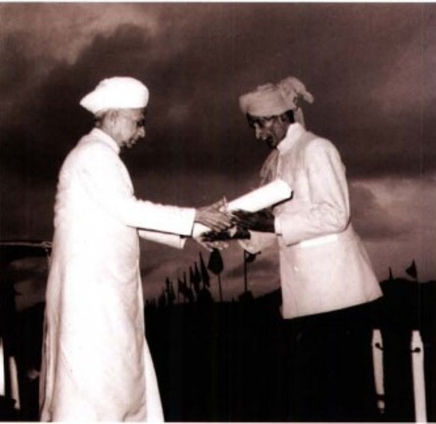 मुंशी राम सलारिया अपने बेटे कैप्टन गुरबचन सिंह सलारिया की ओर से राष्ट्रपति से परमवीर चक्र प्राप्त करते हुए