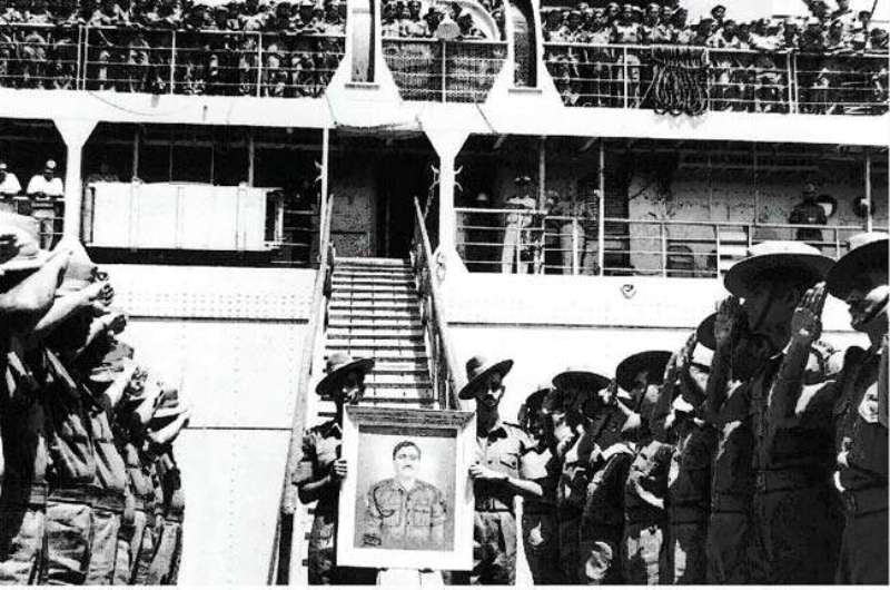 कांगो से लौटते समय कैप्टन सलारिया का चित्र ले जाते सैनिक