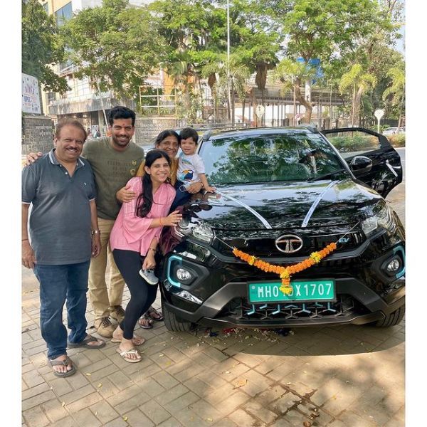 आशुतोष और उनका परिवार अपनी टाटा नेक्सॉन इलेक्ट्रिक कार के साथ