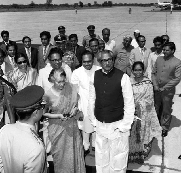 पालम हवाई अड्डे पर शेख मुजीबुर रहमान का भारत की तत्कालीन प्रधान मंत्री, इंदिरा गांधी और उनके कैबिनेट मंत्रियों द्वारा स्वागत किया गया।