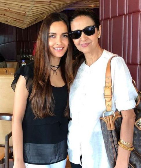शाजान पदमसी अपनी मां के साथ