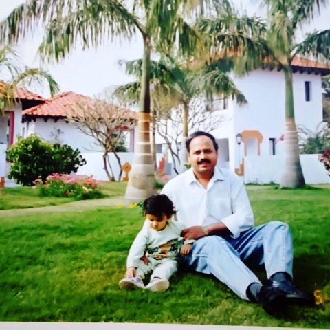 पिता के साथ टीना डाबी की बचपन की फोटो