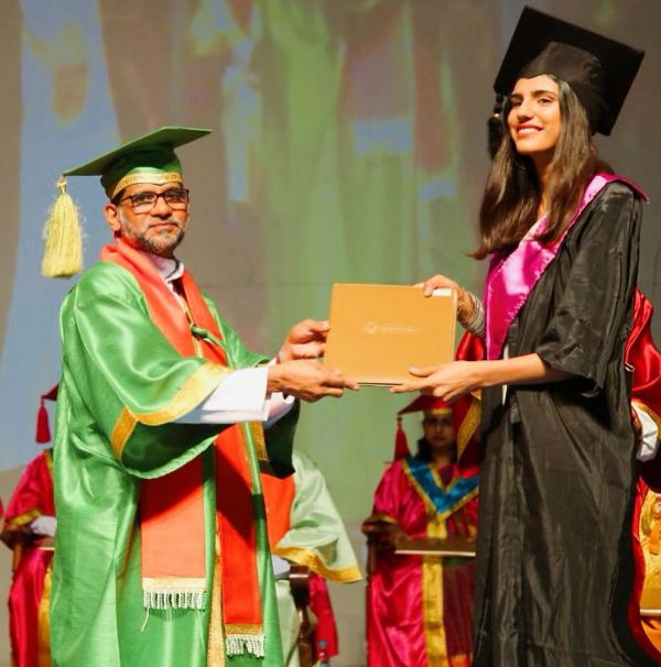 मेधा राणा अपने स्नातक उपाधि के साथ
