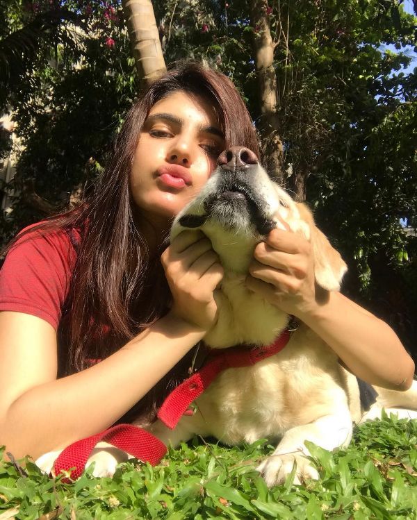 मेधा राणा अपने पालतू कुत्ते के साथ 