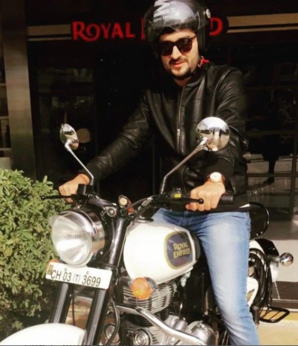 RJ अभिमन्यु अपनी Royal Enfield बाइक पर