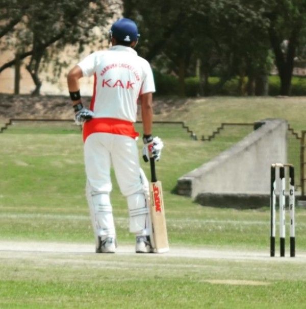 आरजे अभिमन्यु क्रिकेट खेल रहे हैं