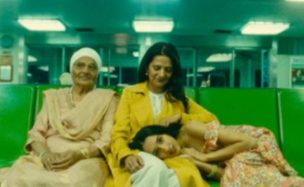 रवीना अरोड़ा अपनी मां और दादी के साथ